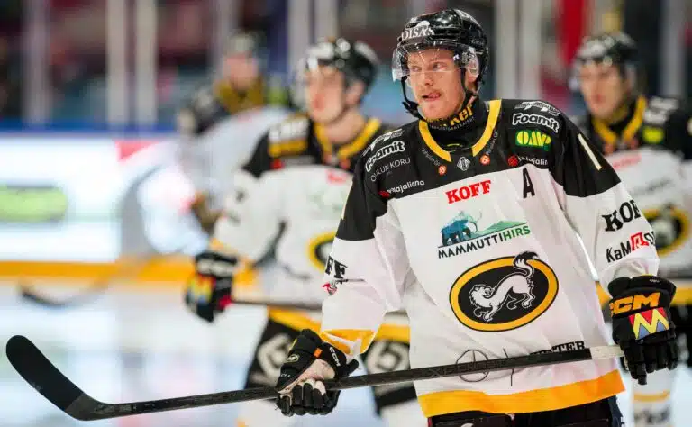 Taas vietiin yksi SM-liigatähti sairaalaan Taas vietiin yksi SM-liigatähti sairaalaan