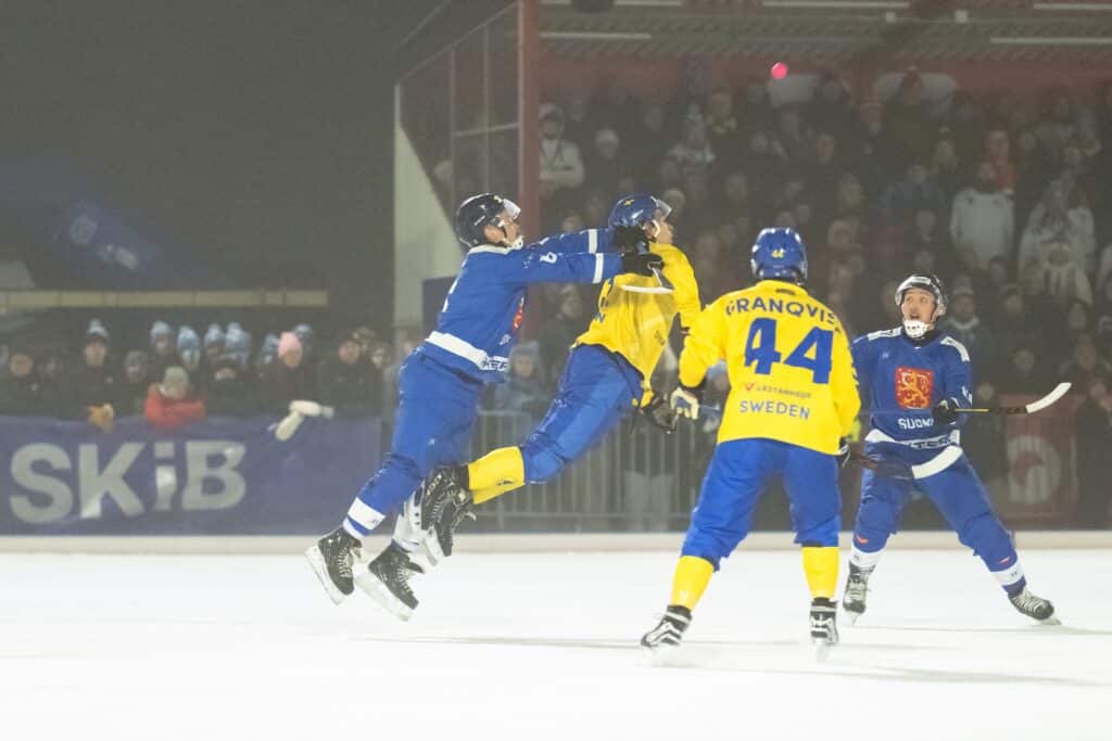 Ruotsi murskasi Suomen MM-finaalissa maalein 9-1 Ruotsi murskasi Suomen MM-finaalissa maalein 9-1