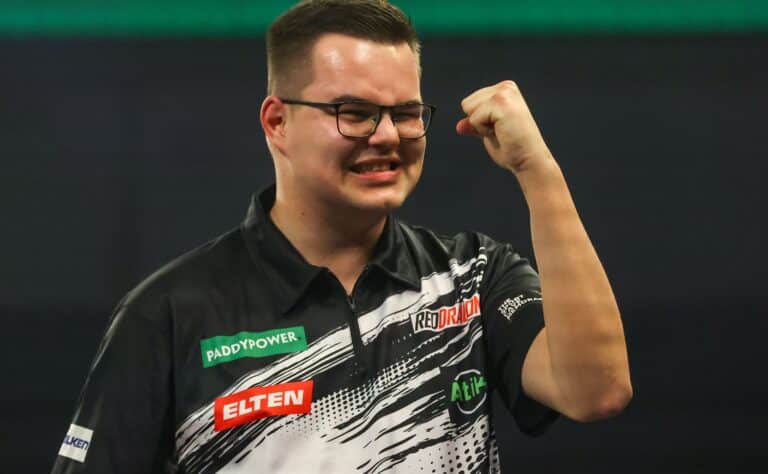 Suurlupaus passitti ex-maailmanmestarin ulos Dartsin MM-kisoissa Suurlupaus passitti ex-maailmanmestarin ulos Dartsin MM-kisoissa