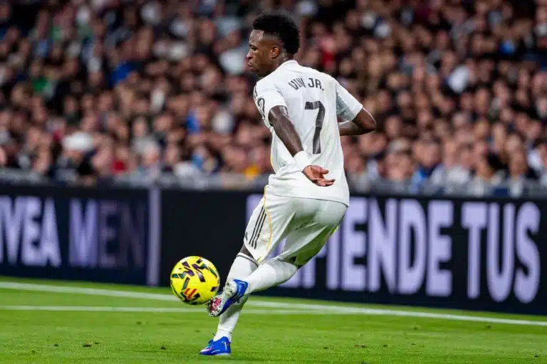 Vinicius Jr. näpäytti epäilijöitä – Real Madrid vei dramaattisen derbyn