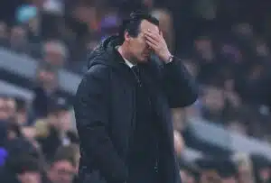 Valioliiga-manageri kävi käsiksi pelaajaansa – outo välikohtaus tallentui kameroihin