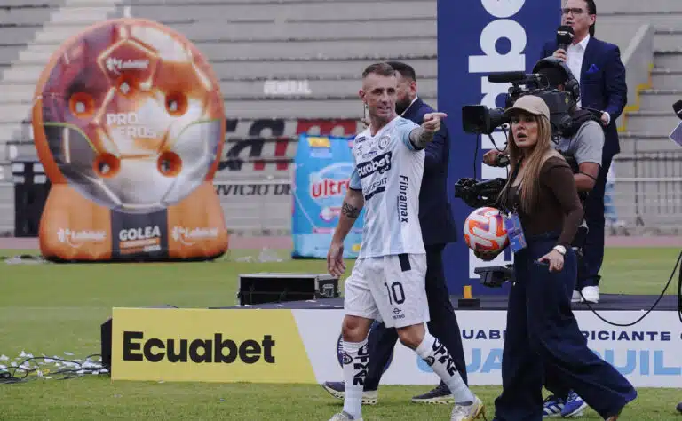 Uusi hankinta yritti hurmata fanit – stadion repesi nauruun