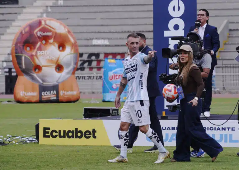 Uusi hankinta yritti hurmata fanit – stadion repesi nauruun