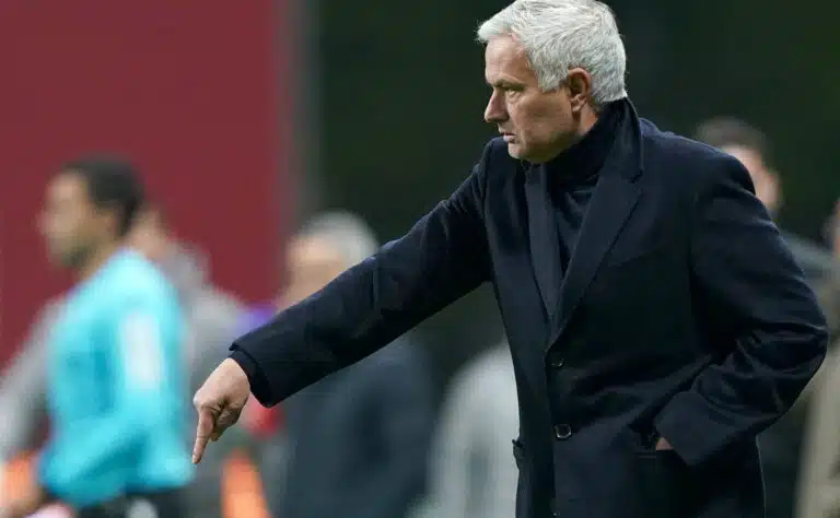 José Mourinhon ryhmä ärsytti jättiläistä – ”Haavoittunut kuningas on vaarallinen”