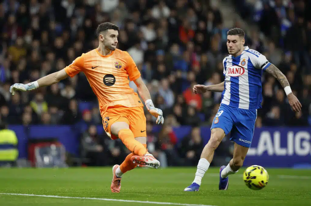 Barcelona-vahti loukkaantui – nyt saatiin lisätietoa vakavuudesta Joan Garcia (vas.), FC Barcelona, Roberto Fernandez, Espanyol