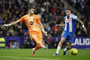 Barcelona-vahti loukkaantui – nyt saatiin lisätietoa vakavuudesta Joan Garcia (vas.), FC Barcelona, Roberto Fernandez, Espanyol