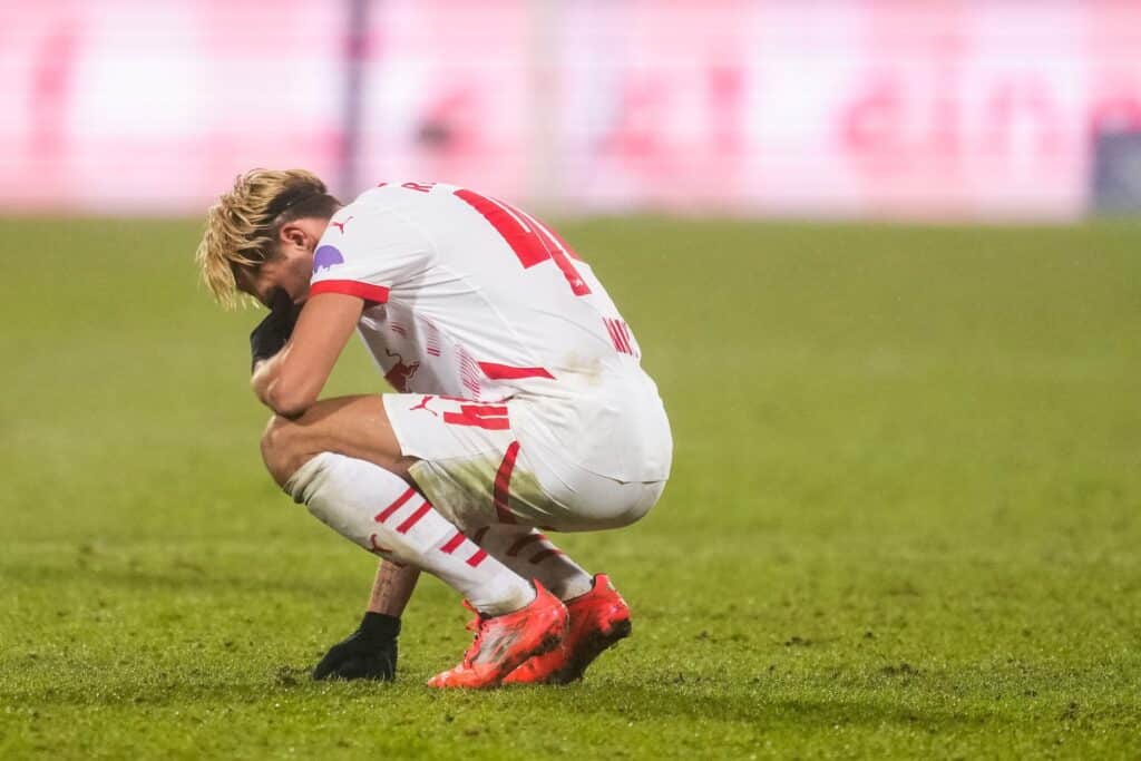 Huippujalkapalloilija purki sopimuksensa yli kahdeksan vuoden jälkeen - syy oli äärimmäisen traaginen Huippujalkapalloilija purki sopimuksensa yli kahdeksan vuoden jälkeen – syy oli äärimmäisen traaginen