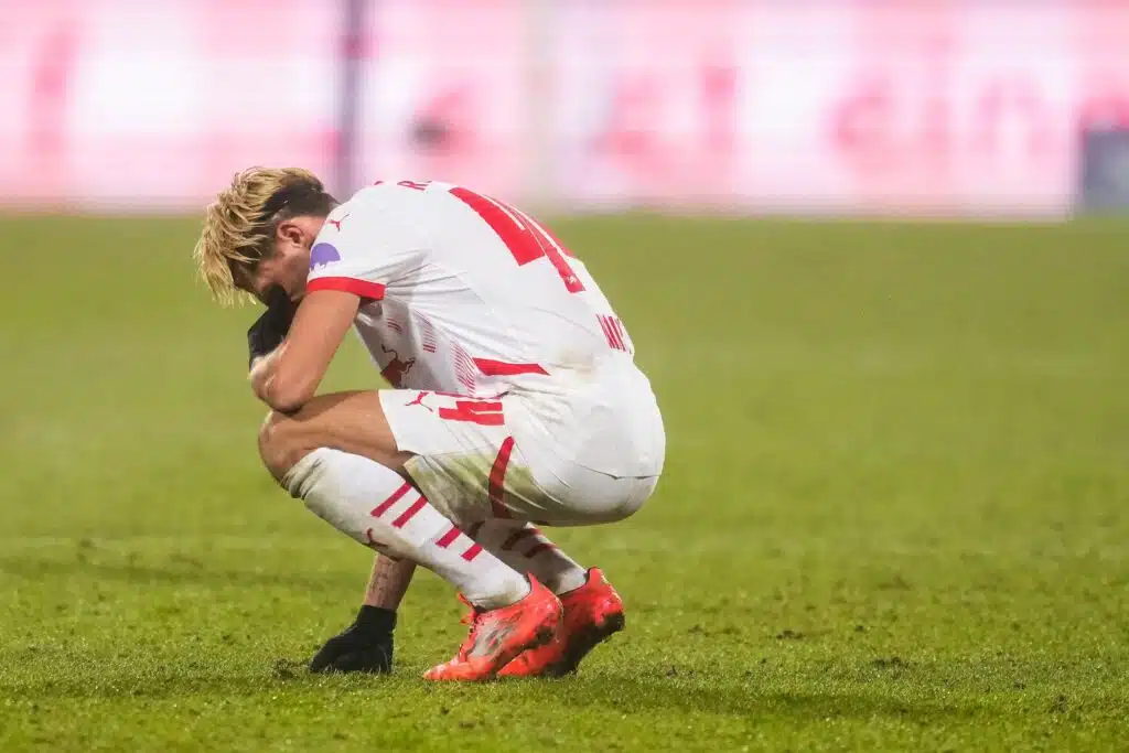 Huippujalkapalloilija purki sopimuksensa yli kahdeksan vuoden jälkeen - syy oli äärimmäisen traaginen Huippujalkapalloilija purki sopimuksensa yli kahdeksan vuoden jälkeen – syy oli äärimmäisen traaginen