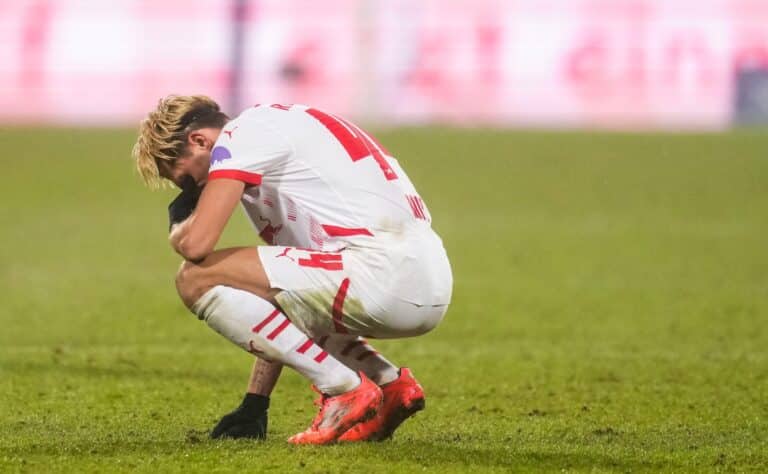 Huippujalkapalloilija purki sopimuksensa yli kahdeksan vuoden jälkeen - syy oli äärimmäisen traaginen Huippujalkapalloilija purki sopimuksensa yli kahdeksan vuoden jälkeen – syy oli äärimmäisen traaginen