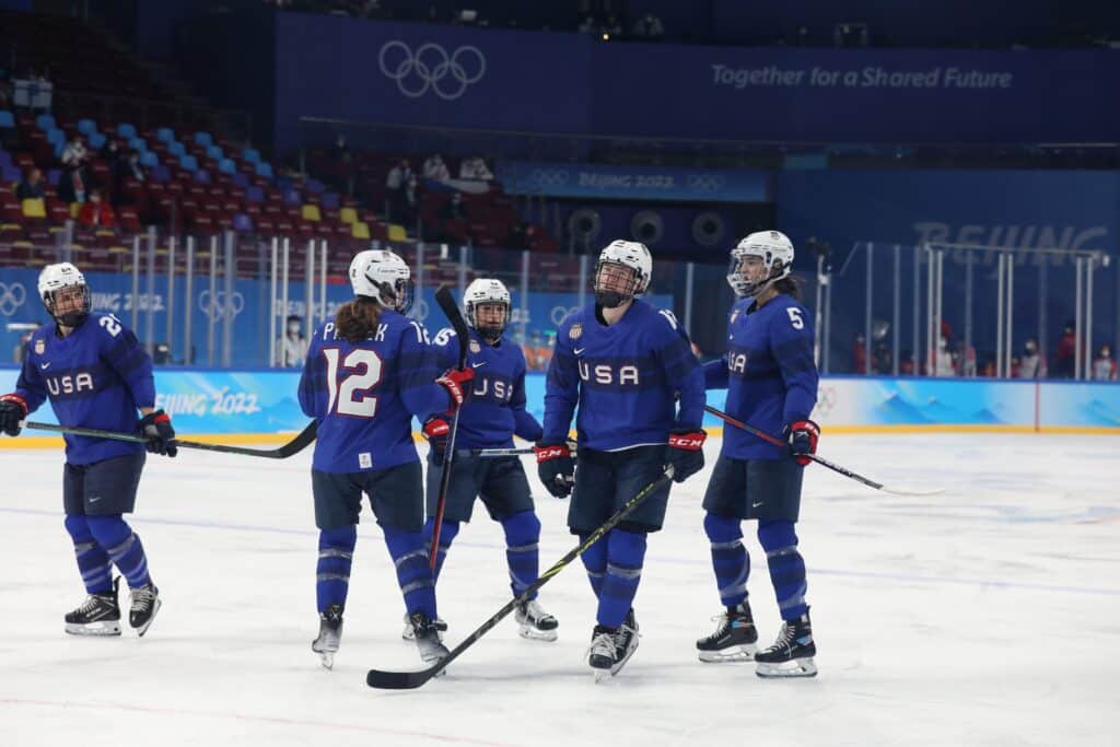 Tässä on USA:n naisten jääkiekkojoukkue olympialaisiin Tässä on USA:n naisten jääkiekkojoukkue olympialaisiin