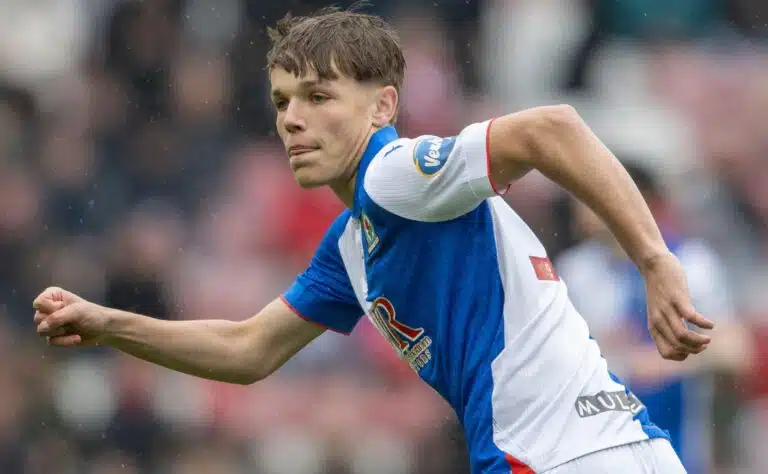 Manchester United ja Arsenal käyvät kovaa kisaa vain 17-vuotiaasta pelaajasta Manchester United ja Arsenal käyvät kovaa kisaa vain 17-vuotiaasta pelaajasta