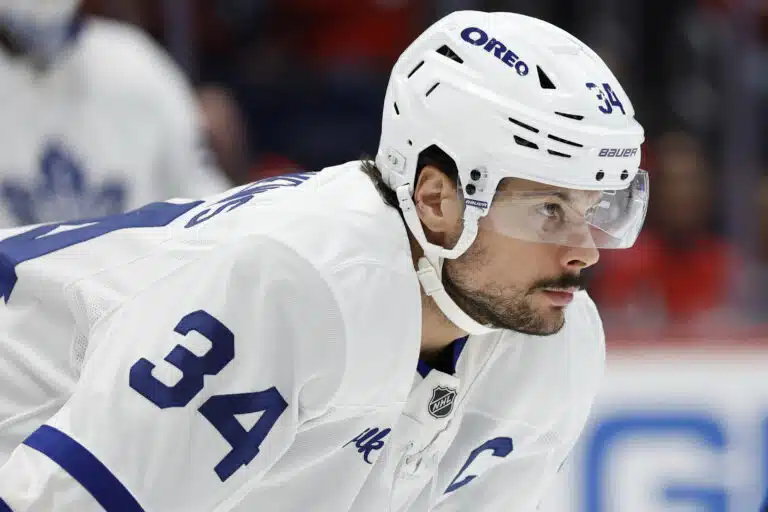 NHL:ssä ruma tilanne – supertähti vietiin pukukoppiin