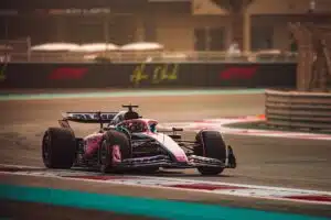 F1-talli vahvistaa organisaatiotaan merkittävällä kaappauksella