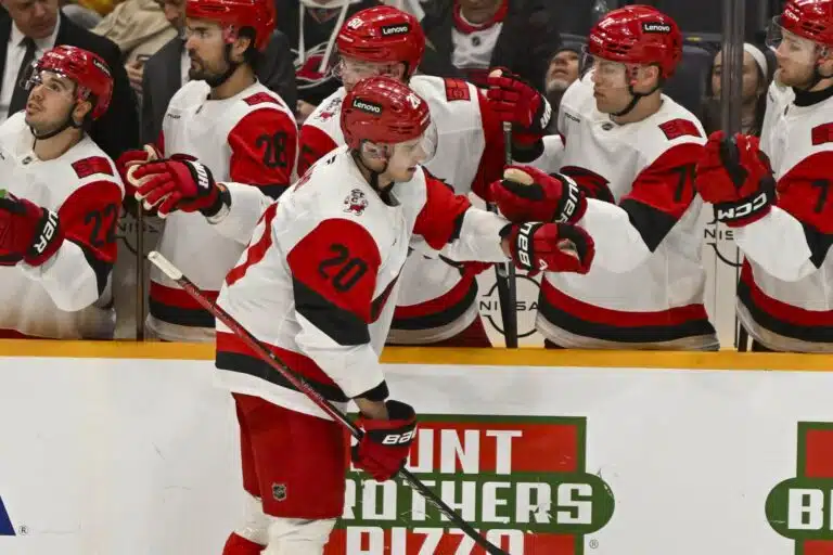 Sebastian Aho Carolinan sankari – Bostonilta karmea sulaminen