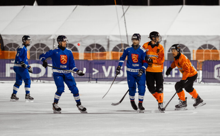 Jääpallon MM-kisoille ruoskaa – ei mitään järkeä