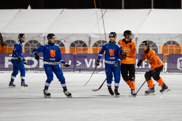Jääpallon MM-kisoille ruoskaa – ei mitään järkeä