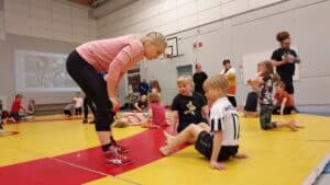 Nuoret istuvat liikaa – älypuhelin ohjaa liikkumattomuuteen