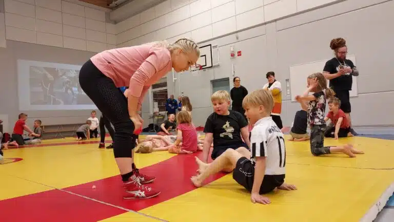 Nuoret istuvat liikaa – älypuhelin ohjaa liikkumattomuuteen