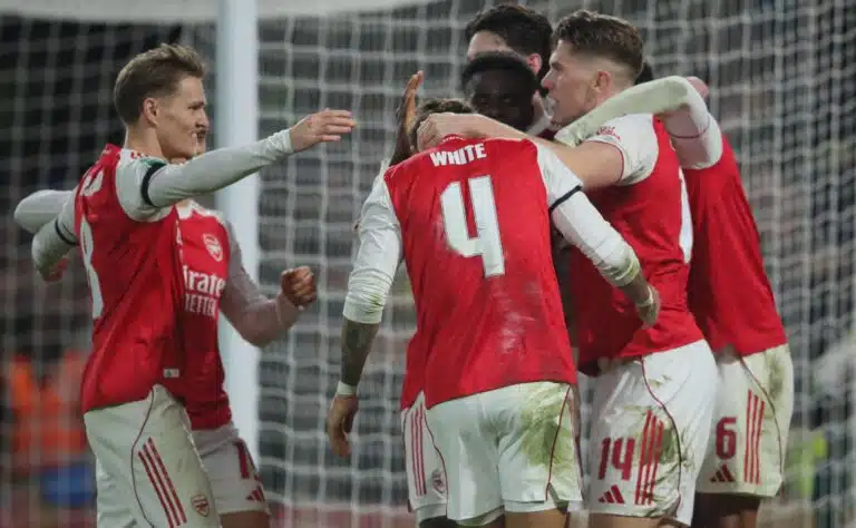 Arsenal ja Manchester City kiinni finaalipaikassa