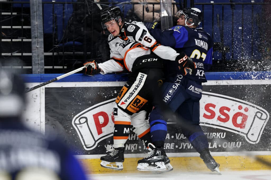 Leo Komarov palasi Liigaan - näin päävalmentaja kommentoi Leo Komarov palasi Liigaan – näin päävalmentaja kommentoi