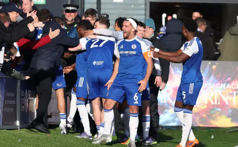 FA Cupissa nähtiin historian suurin yllätys – alasarjajoukkue kaatoi hallitsevan mestarin FA Cupissa nähtiin historian suurin yllätys – alasarjajoukkue kaatoi hallitsevan mestarin