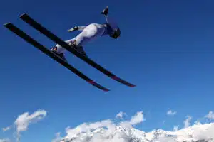 Suomalaismäkikotkalta hurja siivu lentomäen MM-kisoissa – maailman ykköshyppääjältä karmea kämmi