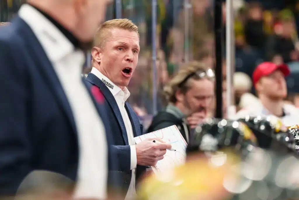 Jopa Raipe Helminen vaikutti puheliaalta - JYP-luotsilla 11 sanan lehdistötilaisuus Jopa Raipe Helminen vaikutti puheliaalta – JYP-luotsilla 11 sanan lehdistötilaisuus