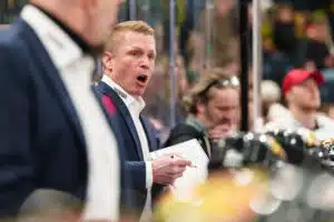 Jopa Raipe Helminen vaikutti puheliaalta – JYP-luotsilla 11 sanan lehdistötilaisuus