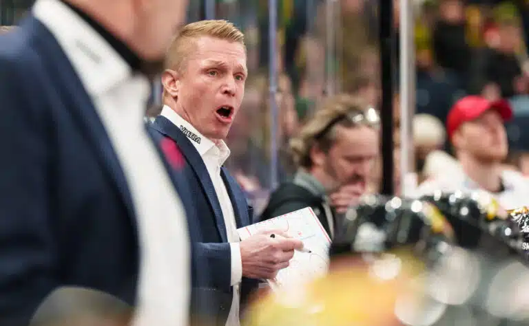 Jopa Raipe Helminen vaikutti puheliaalta – JYP-luotsilla 11 sanan lehdistötilaisuus