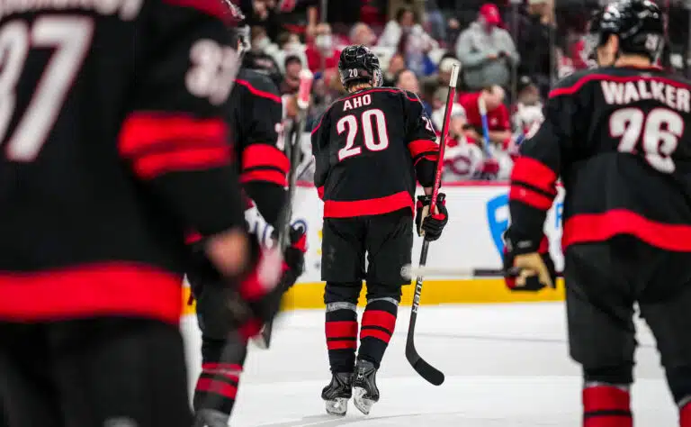 Sebastian Ahon Carolina murjoi Floridan hirmuisin numeroin – Juuse Saros mursi Coloradon kotitaian