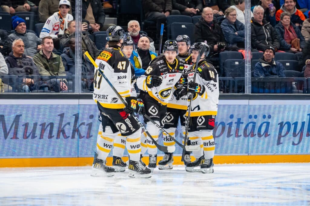 Kriisi-Kärpät pamautti järisyttävän yllätyksen SM-liigassa Kriisi-Kärpät pamautti järisyttävän yllätyksen SM-liigassa