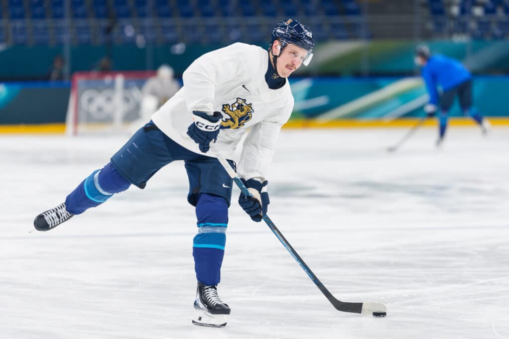Tästä syystä Eeli Tolvanen on vielä ilman NHL-sopimusta Tästä syystä Eeli Tolvanen on vielä ilman NHL-sopimusta