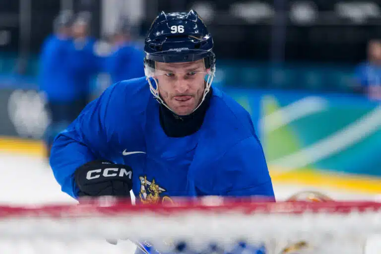 Kanadan hotelliökyily – Mikko Rantanen kuittailee Nathan MacKinnonille  
