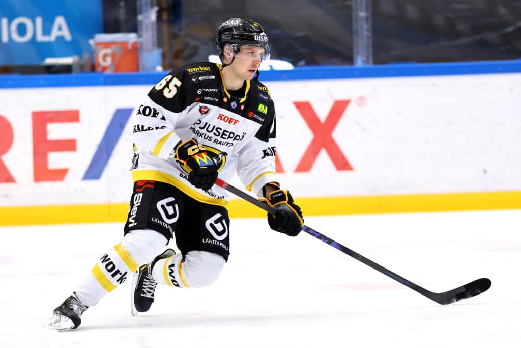 Kärppien tähti Markus Nutivaaran sopimus purettu – siirtyy suomalaislegendan alaisuuteen Kärppien tähti Markus Nutivaaran sopimus purettu – siirtyy suomalaislegendan alaisuuteen