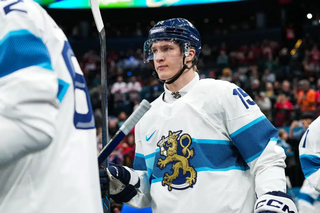 Anton Lundell puhui kyseenalaisesta jäähystä ja väisti kysymyksen Anton Lundell puhui kyseenalaisesta jäähystä ja väisti kysymyksen