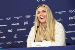 Karmea kaatuminen – kivusta huutanut Lindsey Vonn helikopterilla sairaalaan