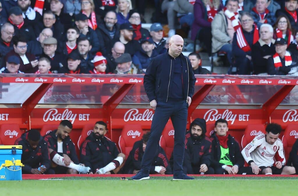 Liverpool-manageri potku-uhan alla - korvaaja katsottu valmiiksi Liverpool-manageri potku-uhan alla – korvaaja katsottu valmiiksi