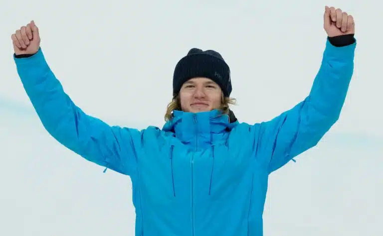 Torilla tavataan - 19-vuotias sensaatio nousi kansallissankariksi olympialaisissa Torilla tavataan – 19-vuotias sensaatio nousi kansallissankariksi olympialaisissa