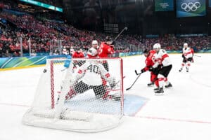 Sveitsin tähtipelaaja vietiin vatsallaan paareilla – Sidney Crosby järkyttyi