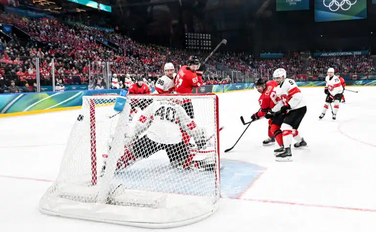 Sveitsin tähtipelaaja vietiin vatsallaan paareilla – Sidney Crosby järkyttyi