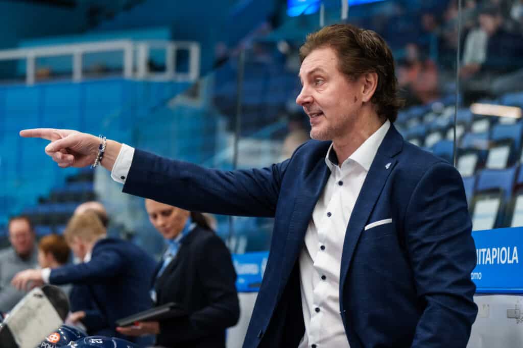 Tero Lehterä Suomen naiskiekon alennustilasta – ”Turha lähteä purkamaan” Tero Lehterä Suomen naiskiekon alennustilasta – ”Turha lähteä purkamaan”