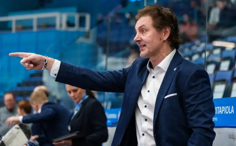 Tero Lehterä Suomen naiskiekon alennustilasta – ”Turha lähteä purkamaan”