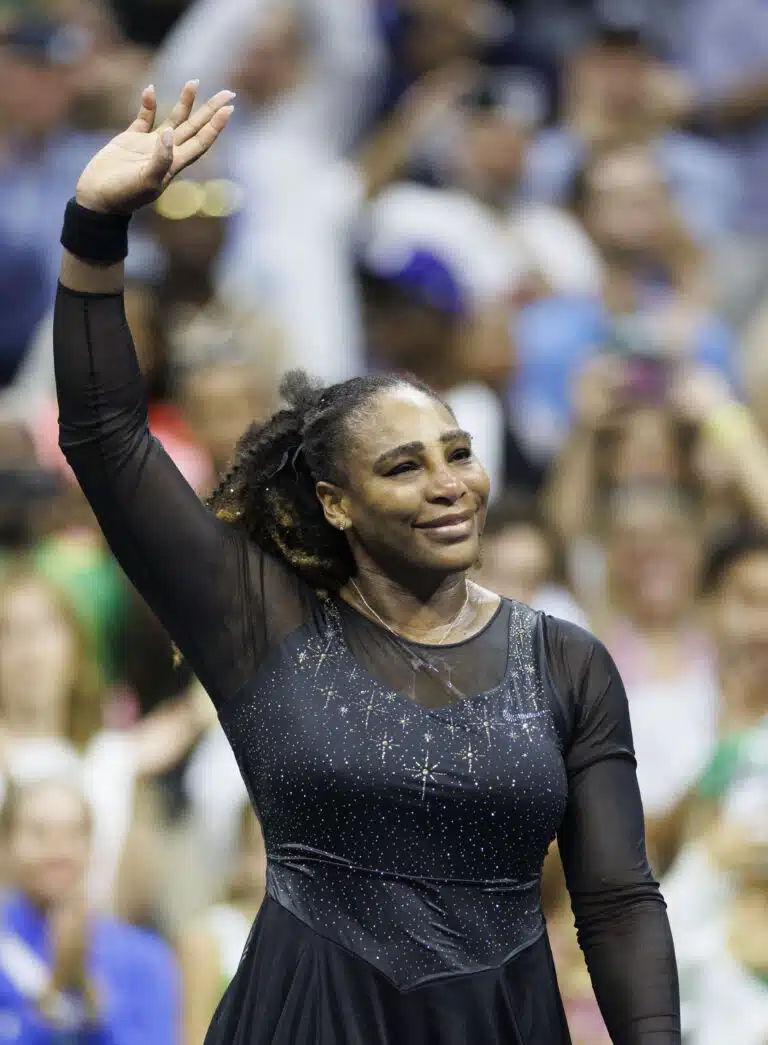Serena Williams tekemässä kovan peliliikkeen