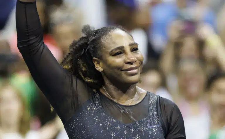 Serena Williams tekemässä kovan peliliikkeen