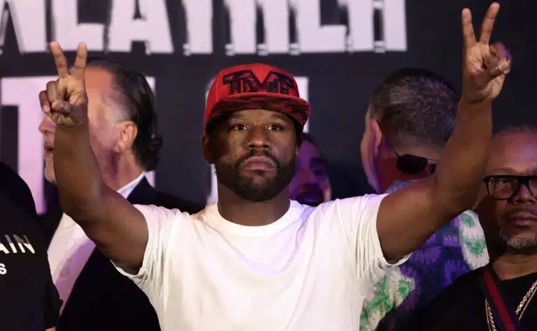 Floyd Mayweather tekemässä yllätävää siirtoa Floyd Mayweather tekemässä yllätävää siirtoa