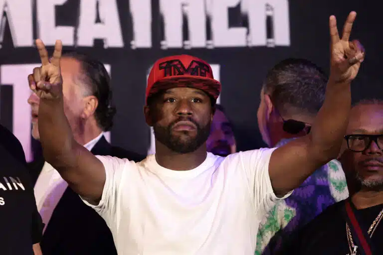 Nyrkkeilylegenda Floyd Mayweatheria syytettiin pelkuruudesta – ”Isäsikin tietää”
