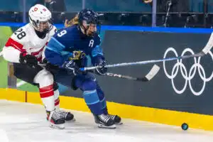 Naisleijonat sai Erika Vikmania ja Käärijää soimaan – iso gorilla putosi selästä