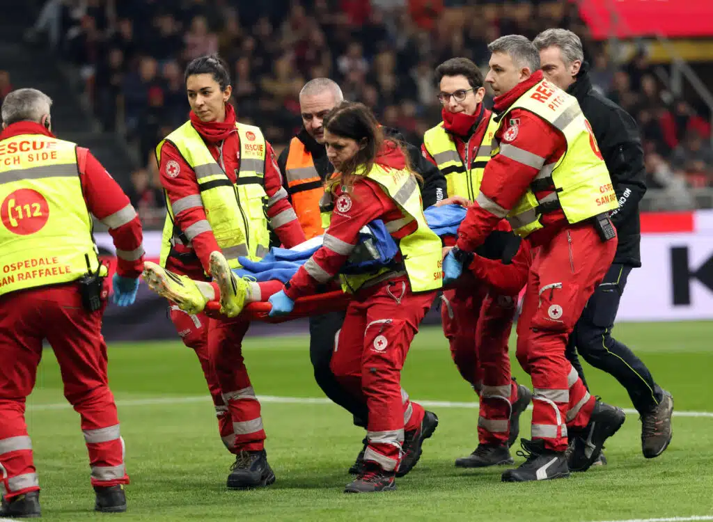 Karmea tilanne – Englantilaispelaaja kannettiin paareilla pois kentältä Karmea tilanne – Englantilaispelaaja kannettiin paareilla pois kentältä