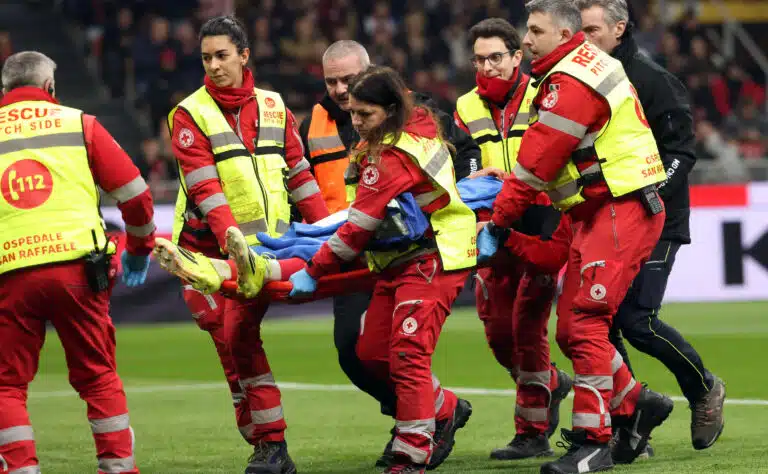 Karmea tilanne – Englantilaispelaaja kannettiin paareilla pois kentältä Karmea tilanne – Englantilaispelaaja kannettiin paareilla pois kentältä