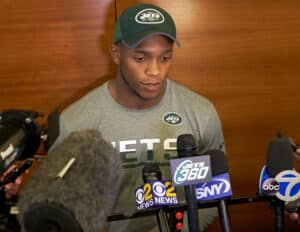 Entistä NFL-tähteä syytetään tyttöystävänsä murhasta